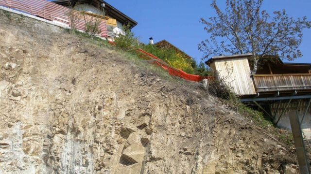 Absicherung der Felsböschungen bergseitig der Baustellenfläche mittels Metallgitternetzen. Völs (BZ), 2018.