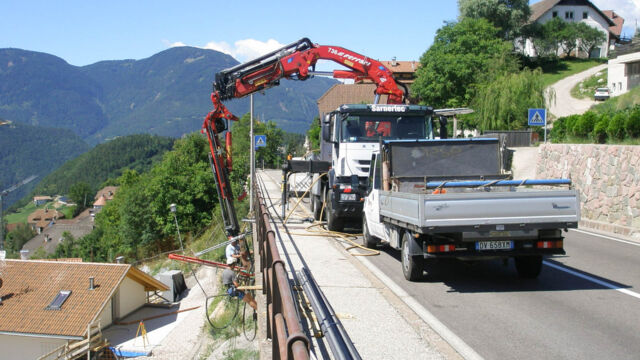 Befestigung eines abrutschgefährdeten Mauerwerks durch Ankerbohrungen (01). Wohnbauzone Huberweide, Ritten (BZ), 2019.