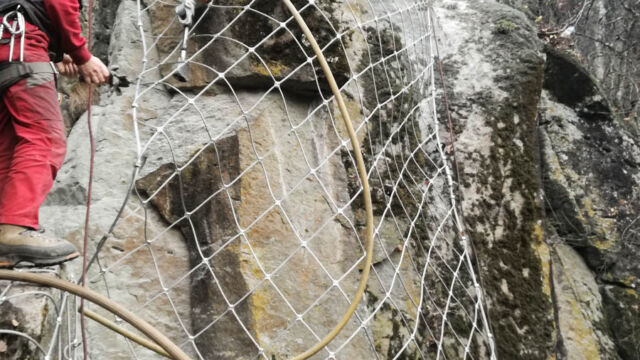 A Renon (BZ) è stata effettuata la messa in sicurezza di blocchi di grandi volumi con messa in opera di pannelli di rete in funi di acciaio sulla parete rocciosa, ancorati con chiodi da roccia di lunghezza 3 metri.