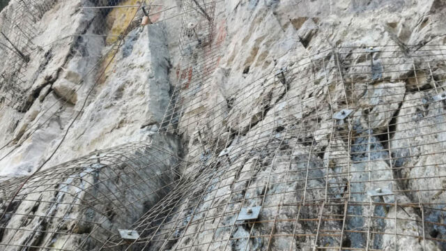 Absicherung der Felsnase und Stabilisierung des Fußes: Erbohrten Felsanker samt Gitter als Vorbereitung für die noch fehlende Spritzbetonschale. Sankt Christina, Gröden (BZ), 2018.
