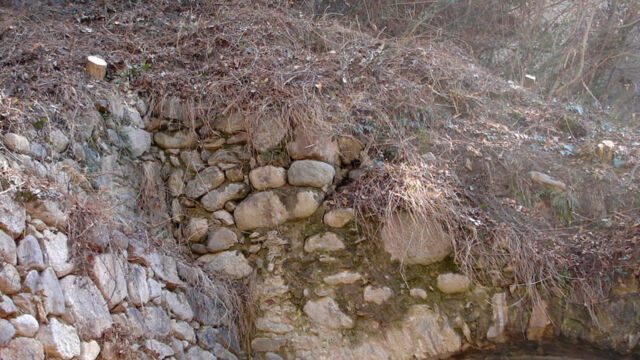Risanamento del terreno: il muro a secco del cosiddetto „Knappenloch“ di Castel Tirolo é stato danneggiato da una frana. Tirolo paese (BZ), 2012.