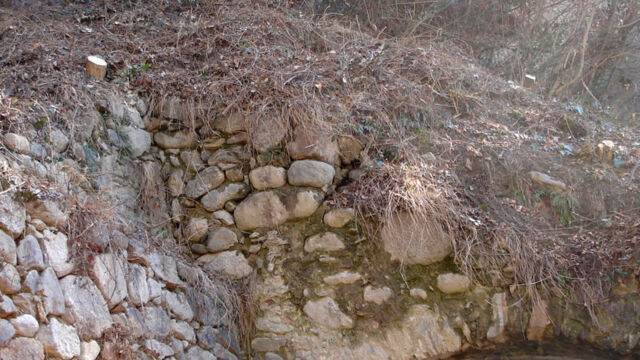 Geländesanierung: Durch einen Hangrutsch wurde das Trockenmauerwerk am sogenannten „Knappenloch“ von Schloss Tirol beschädigt. Dorf Tirol (BZ), 2012.