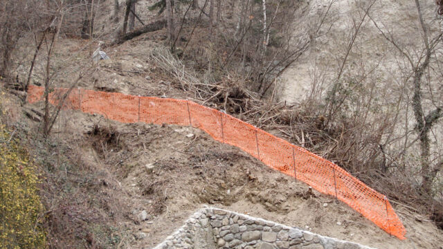 Geländesanierung: Der Hang wurde gesichert und entwässert, die Trockenmauer wurde saniert. „Knappenloch“, Schloss Tirol, Dorf Tirol (BZ), 2012.