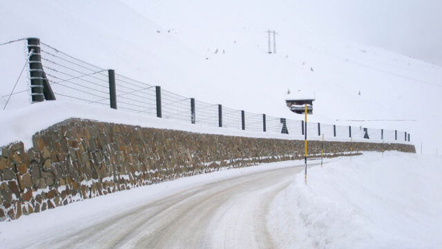 Wiederherstellung einer Lawinenschutzverbauung am Jaufenpass: Der Schutzzaun wurde von uns wiederhergestellt; fertige Arbeit. SS 44, Jaufenpass (BZ), Winter 2009.