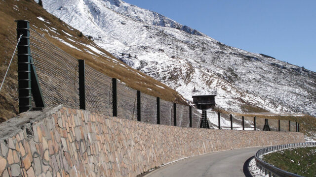 Ripristino di barriere di protezioni da valanghe: la barriera di protezione è stata ripristinata. SS 44, Passo Giovo (BZ), autunno 2009.