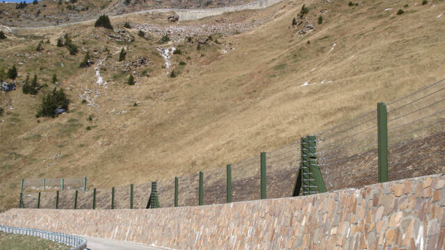 Ripristino di barriere di protezioni da valanghe: la barriera di protezione è stata ripristinata. SS 44, Passo Giovo (BZ), estate 2009.