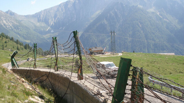 Ripristino di barriere di protezioni da valanghe: la barriera di protezione è stata danneggiata da una valanga. SS 44, Passo Giovo (BZ), primavera 2009.