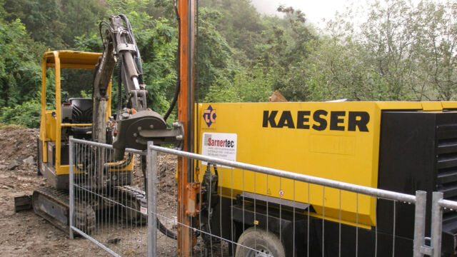 Schmutzwasserleitung in Unterinn, Ritten: Bohren der Verankerungen mit Spezialgerät (2). Unterinn, Ritten (BZ), 2014.