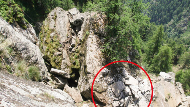 Sprengen eines Einzelblocks im schwer zugänglichen Gelände: abgesprengte Felsportion. Meraner Höhenweg, Naturns (BZ), 2016.