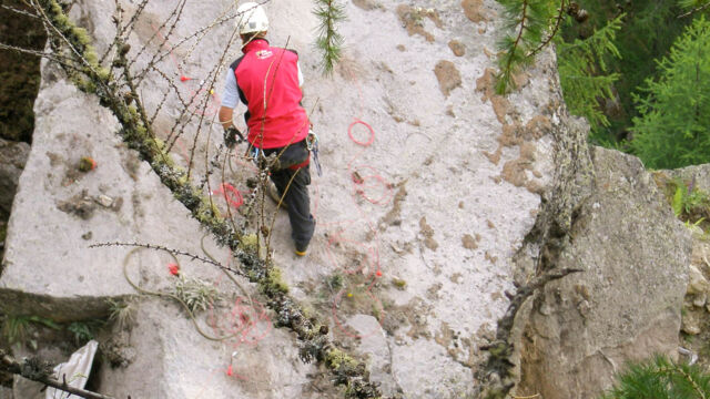 Sprengen eines Einzelblocks im schwer zugänglichen Gelände: Laden der Bohrlöcher. Meraner Höhenweg, Naturns (BZ), 2016.